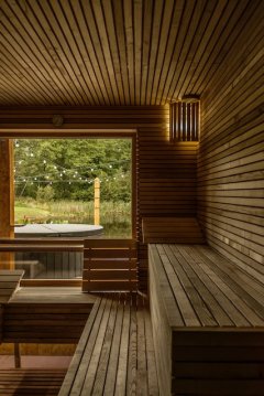 Sodyba "Riešutas SPA" 45 km nuo Vilniaus: nauja salė vestuvėms ir kitoms šventėms, nameliai poroms, pirtelės nuoma, kubilas. logo